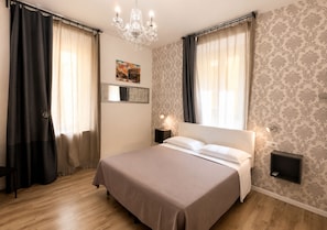 Premium bedding, in-room safe, desk, soundproofing - Inside Roma Rooms by DOT Suites (Rome)