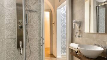 Dusche, Hydromassagedusche, kostenlose Toilettenartikel, Handtücher