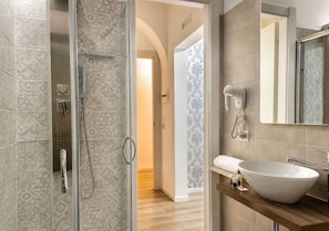 Shower, hydromassage showerhead, free toiletries, towels - Inside Roma Rooms by DOT Suites (Rome)