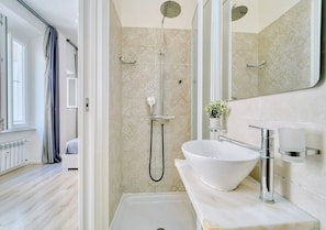 Shower, hydromassage showerhead, free toiletries, towels - Inside Roma Rooms by DOT Suites (Rome)