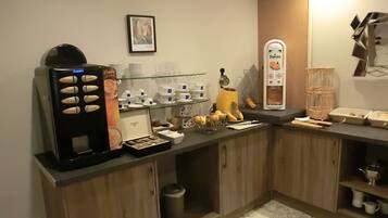 Daily continental breakfast (EUR 11.9 per person)