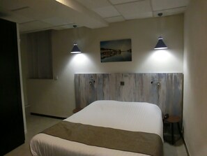Superior Double Room | Premium bedding, in-room safe, desk, soundproofing - Hôtel sur le Quai (Port-Vendres)