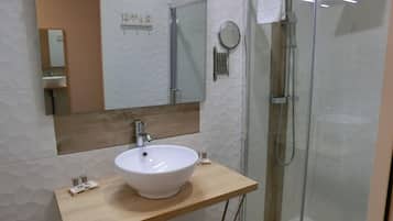 Superior vierpersoonskamer | Badkamer met wastafel