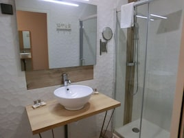 Superior Quadruple Room | Bathroom sink