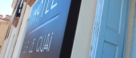 Welcome to Hotel Sorgel Quai, where a warm entrance awaits.
