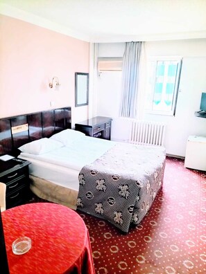 Habitació individual | Roba de llit d'alta qualitat, minibar i caixa forta a l'habitació 