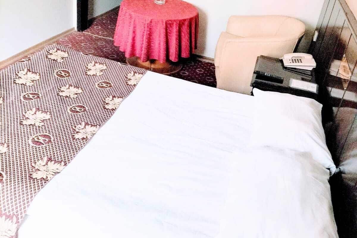 Single Room | Peralatan tempat tidur premium, bar mini, peti besi dalam bilik, meja
