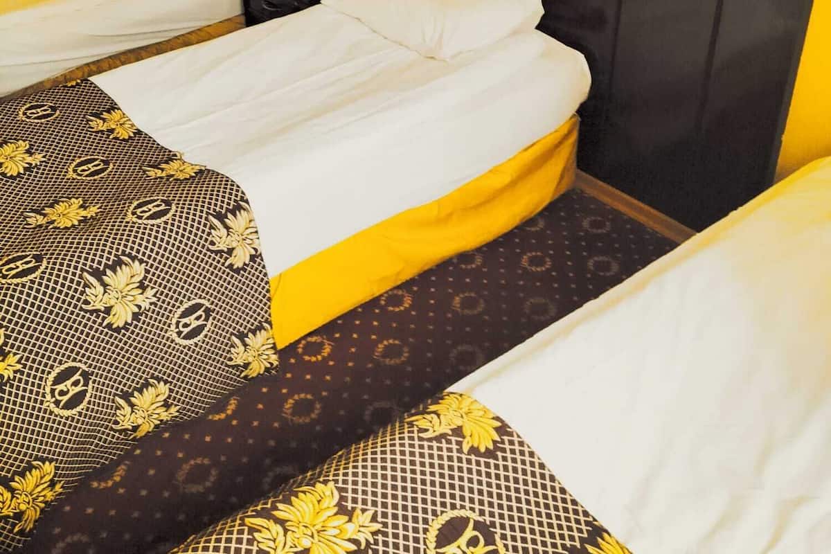 Triple Room | Peralatan tempat tidur premium, bar mini, peti besi dalam bilik, meja