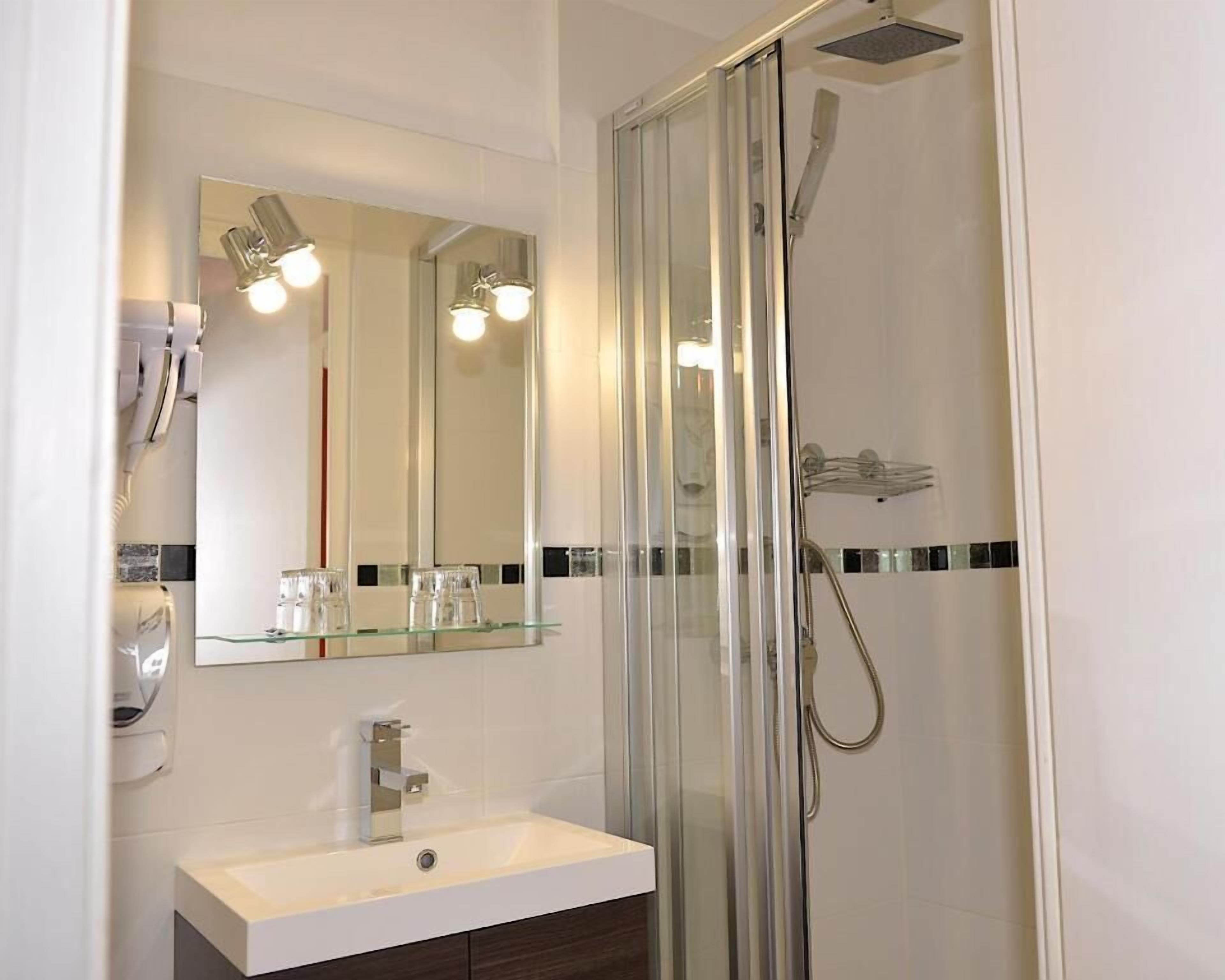 Dusche, Haartrockner, Handtücher, Seife