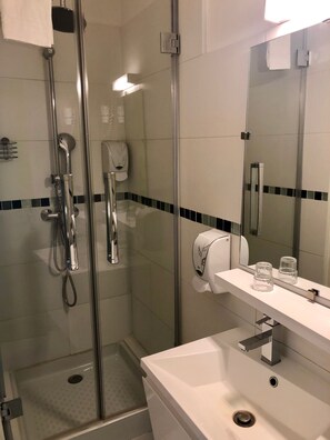 Kahden hengen huone (shared toilets) | Kylpyhuone | Suihku, ilmaiset hygieniatuotteet, hiustenkuivaaja, pyyhkeet