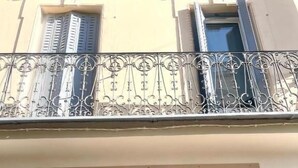 A hotel entrance with a sign reading 'HOTEL COLISEE VERDUN.' - Hôtel Colisée Verdun (Montpellier)