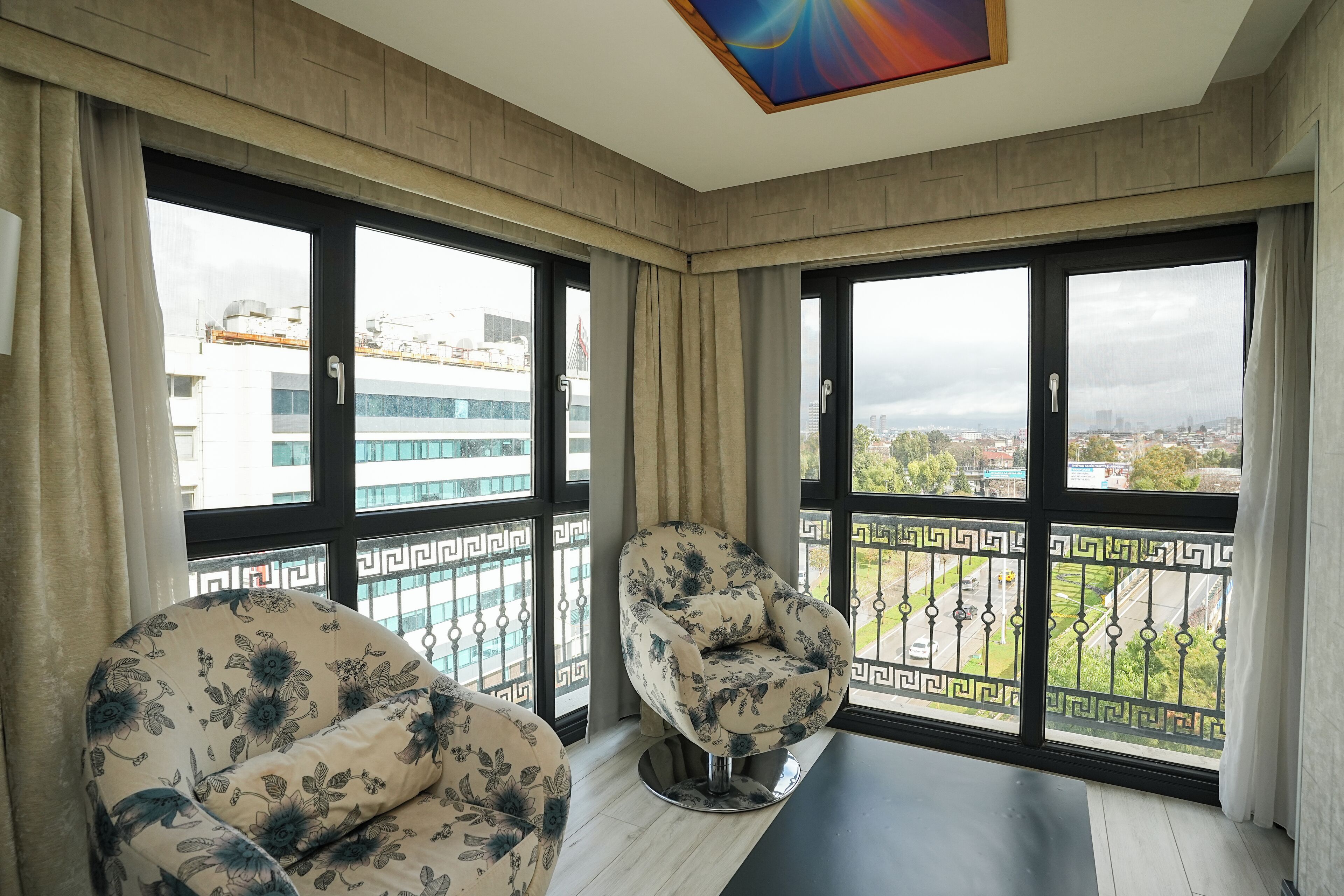 Een minibar, een kluis op de kamer, een bureau, geluiddichte muren