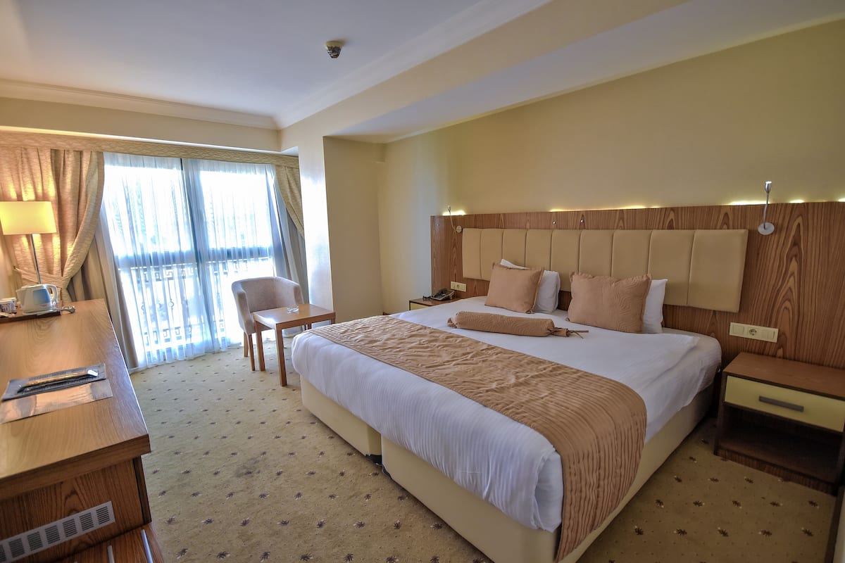 Standard Rooms with French Bed | 1 slaapkamer, een minibar, een kluis op de kamer, een bureau