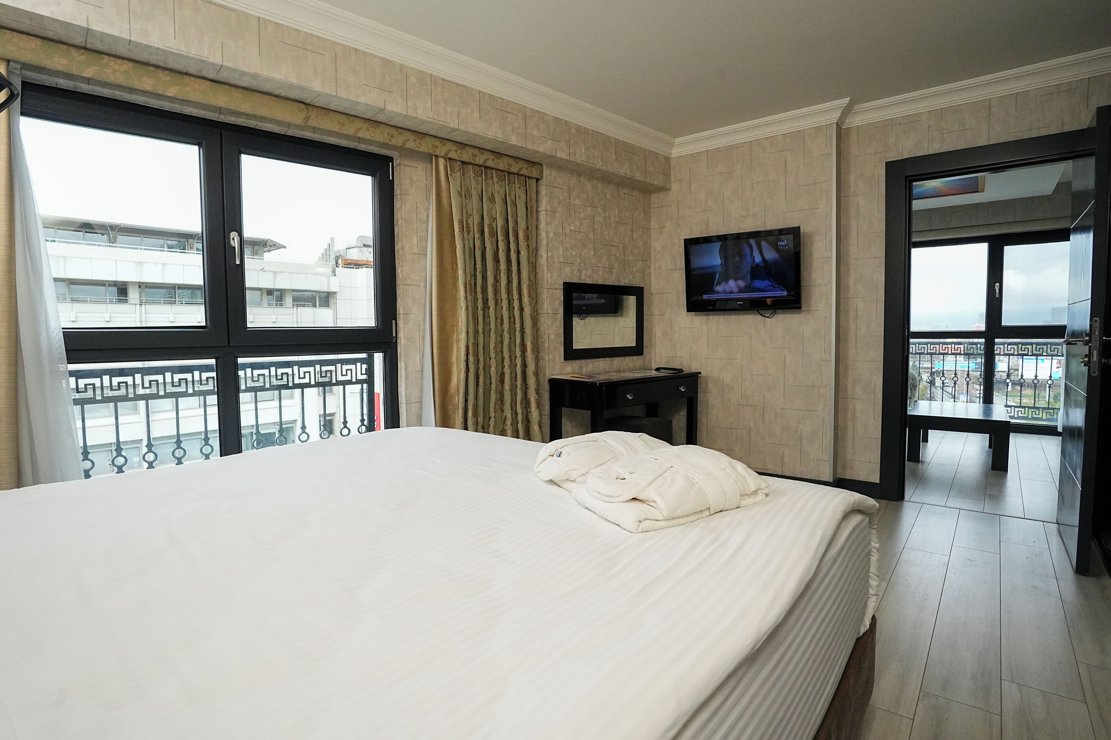 Svit Deluxe - 1 sovrum - bastu | Minibar, värdeförvaringsskåp på rummet, skrivbord och ljudisolering