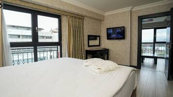 Svit Deluxe - 1 sovrum - bastu | Minibar, värdeförvaringsskåp på rummet, skrivbord och ljudisolering