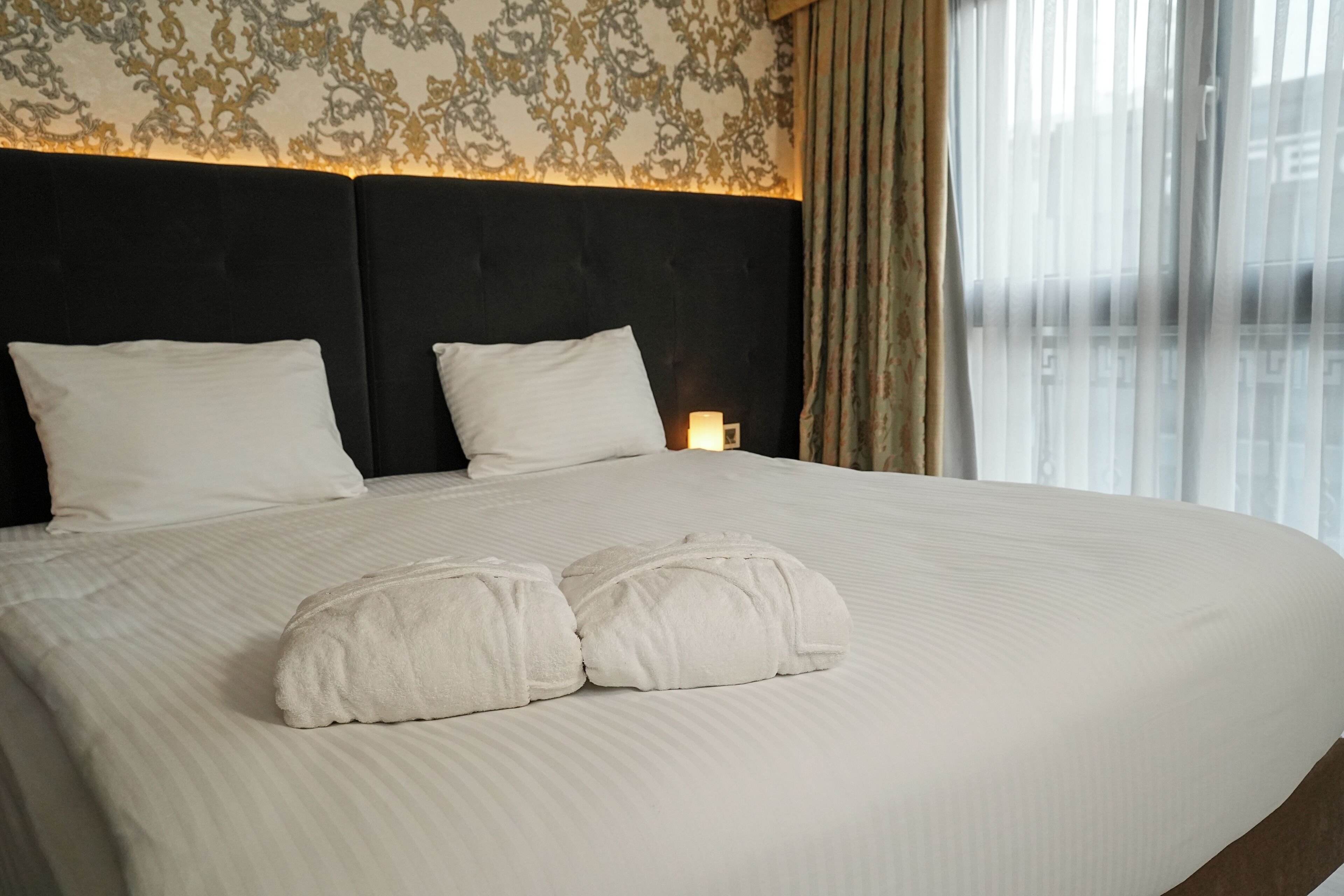 Deluxe suite, 1 slaapkamer, sauna | Een minibar, een kluis op de kamer, een bureau, geluiddichte muren