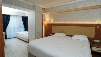 Kolmen hengen perhehuone | Minibaari, tallelokero huoneessa, työpöytä, äänieristys