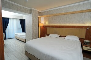 Tremannsrom – familie | Minibar, safe på rommet, skrivebord og lydisolert