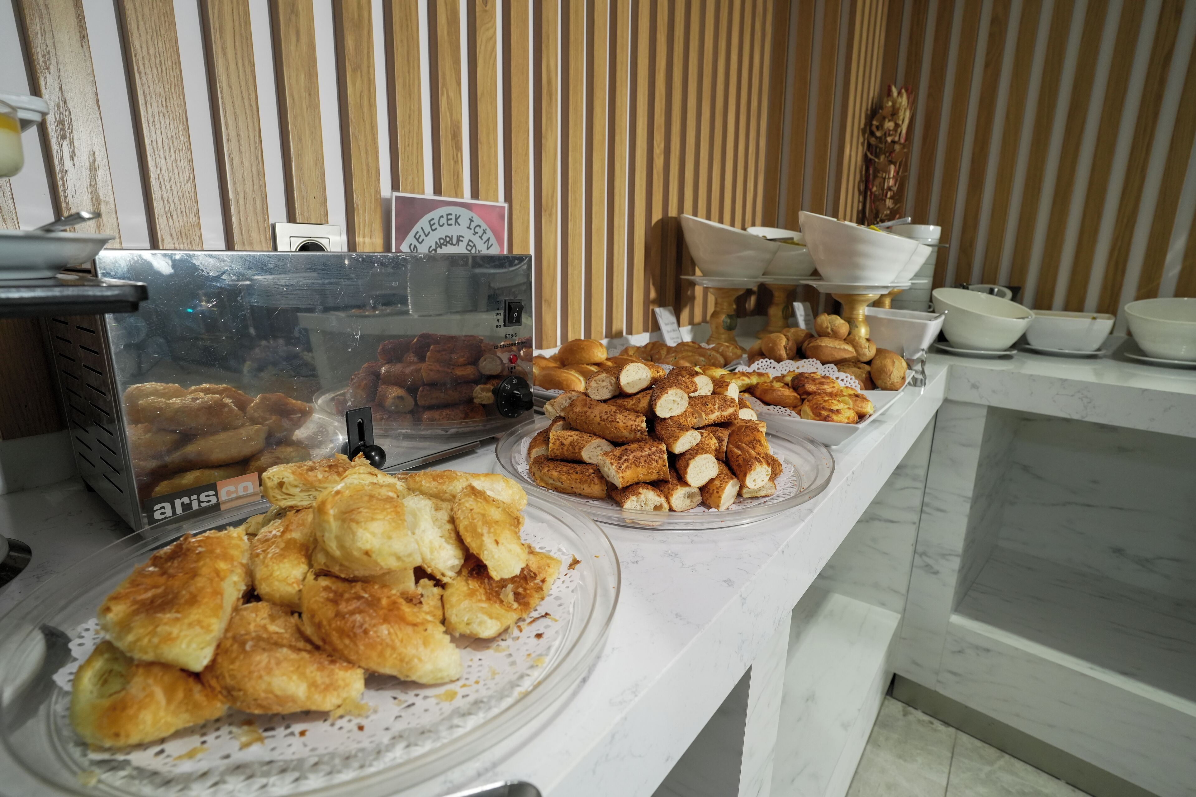 Un bufé con diversos pasteles y productos de repostería.