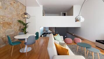 Căn hộ, 2 phòng ngủ | Phòng khách | TV màn hình phẳng