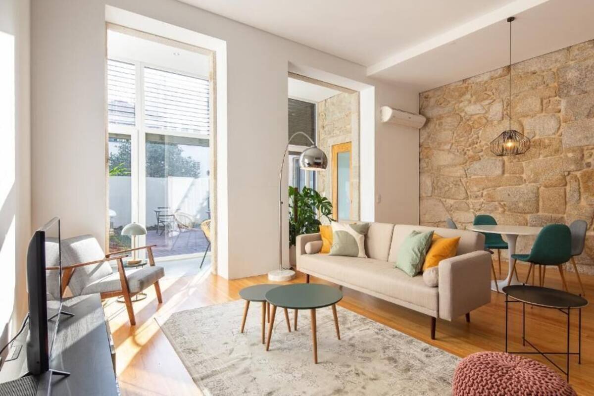 Departamento, 2 habitaciones | Área de sala de estar | Televisión de pantalla plana