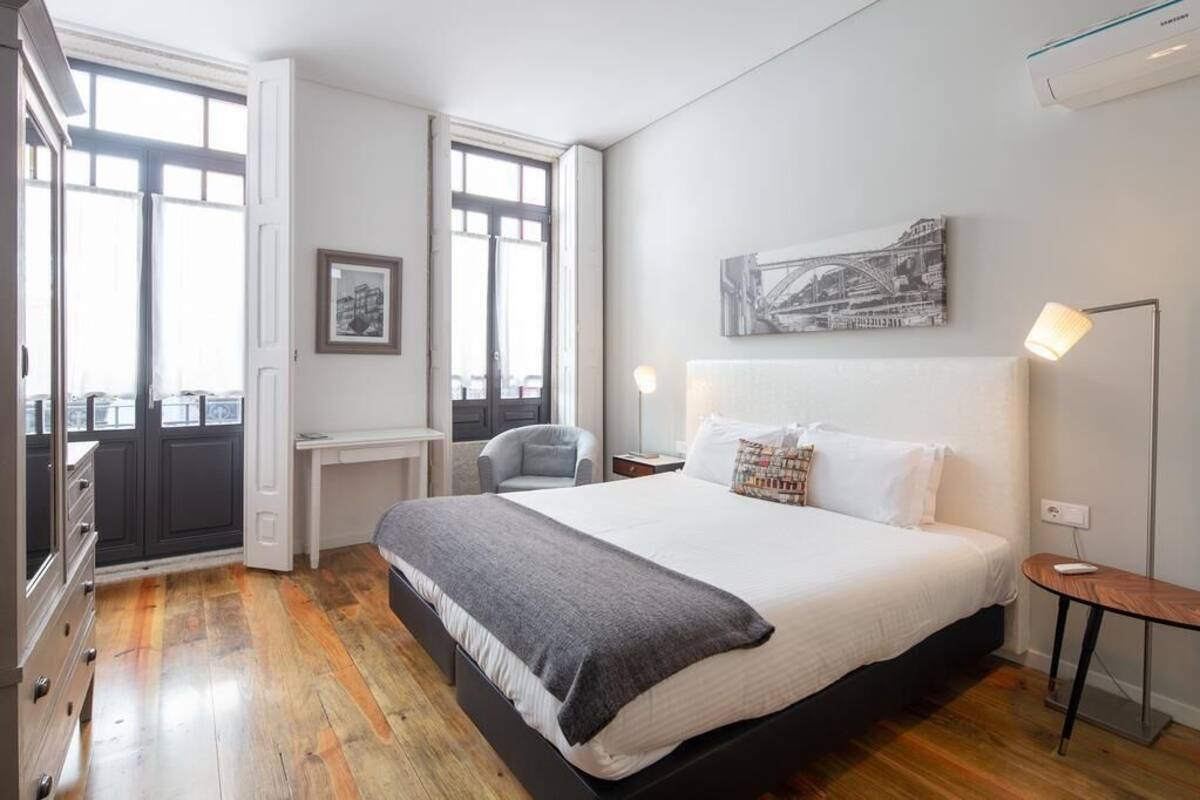 Habitación superior con 1 cama matrimonial o 2 individuales | Ropa de cama de alta calidad, cortinas blackout y insonorización