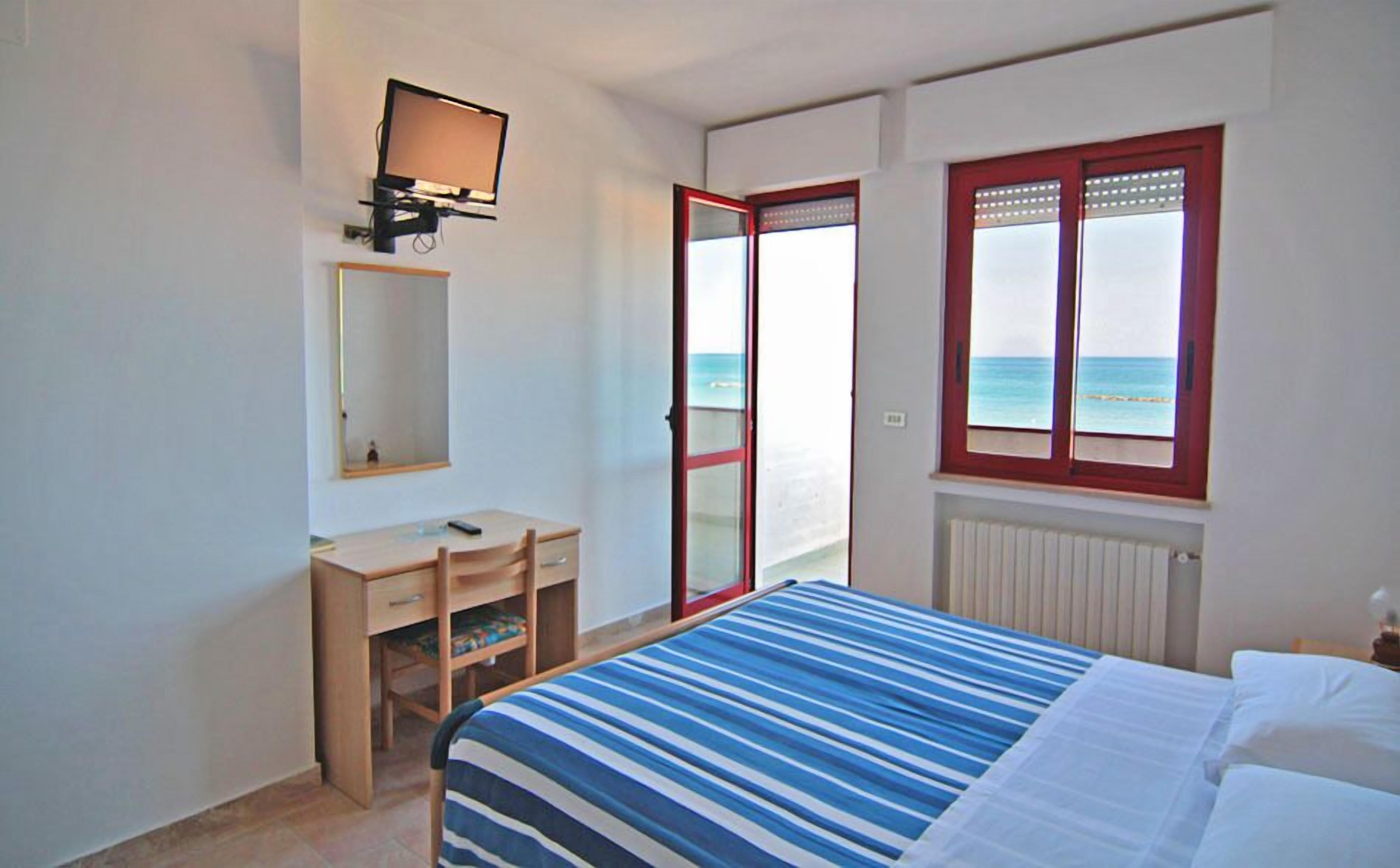 Desk, cribs/infant beds, free WiFi