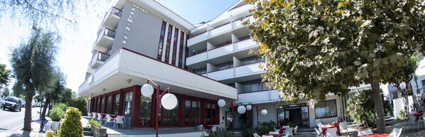 A hotel with a modern facade, multiple balconies, and outdoor seating. - Palmarosa (Roseto degli Abruzzi)