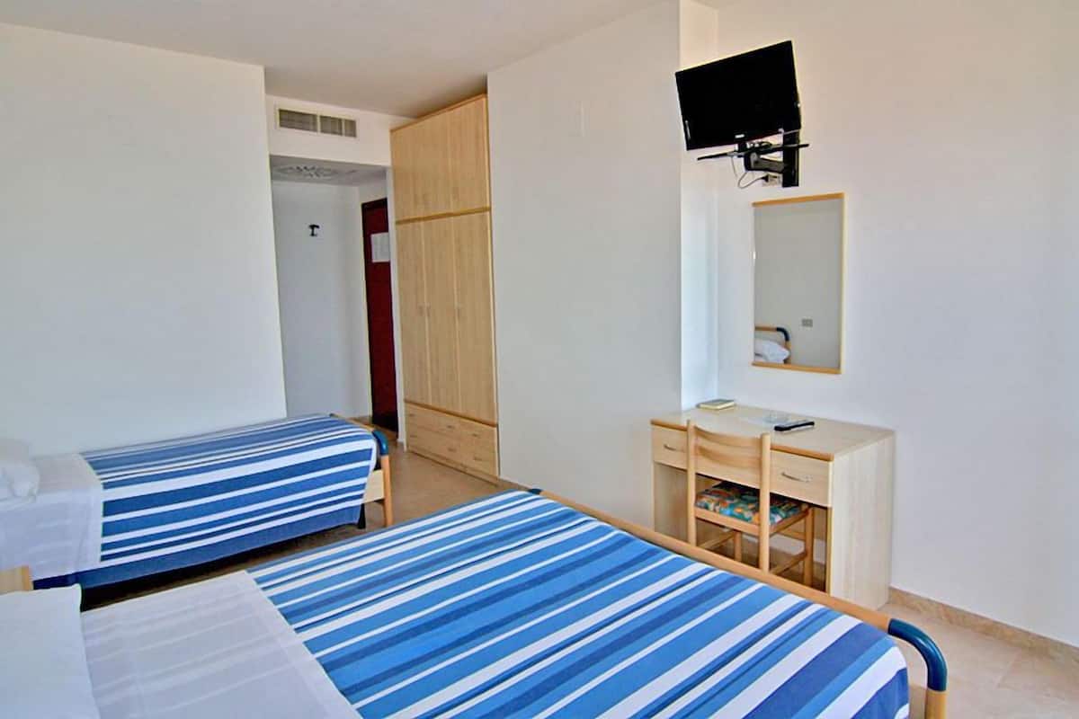 Een bureau, babybedden, gratis wifi