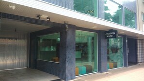 The exterior of the Avalon Hotel with a modern design, featuring large glass windows and a tiled facade. - Hotel Avalon Maringá (Maringá)