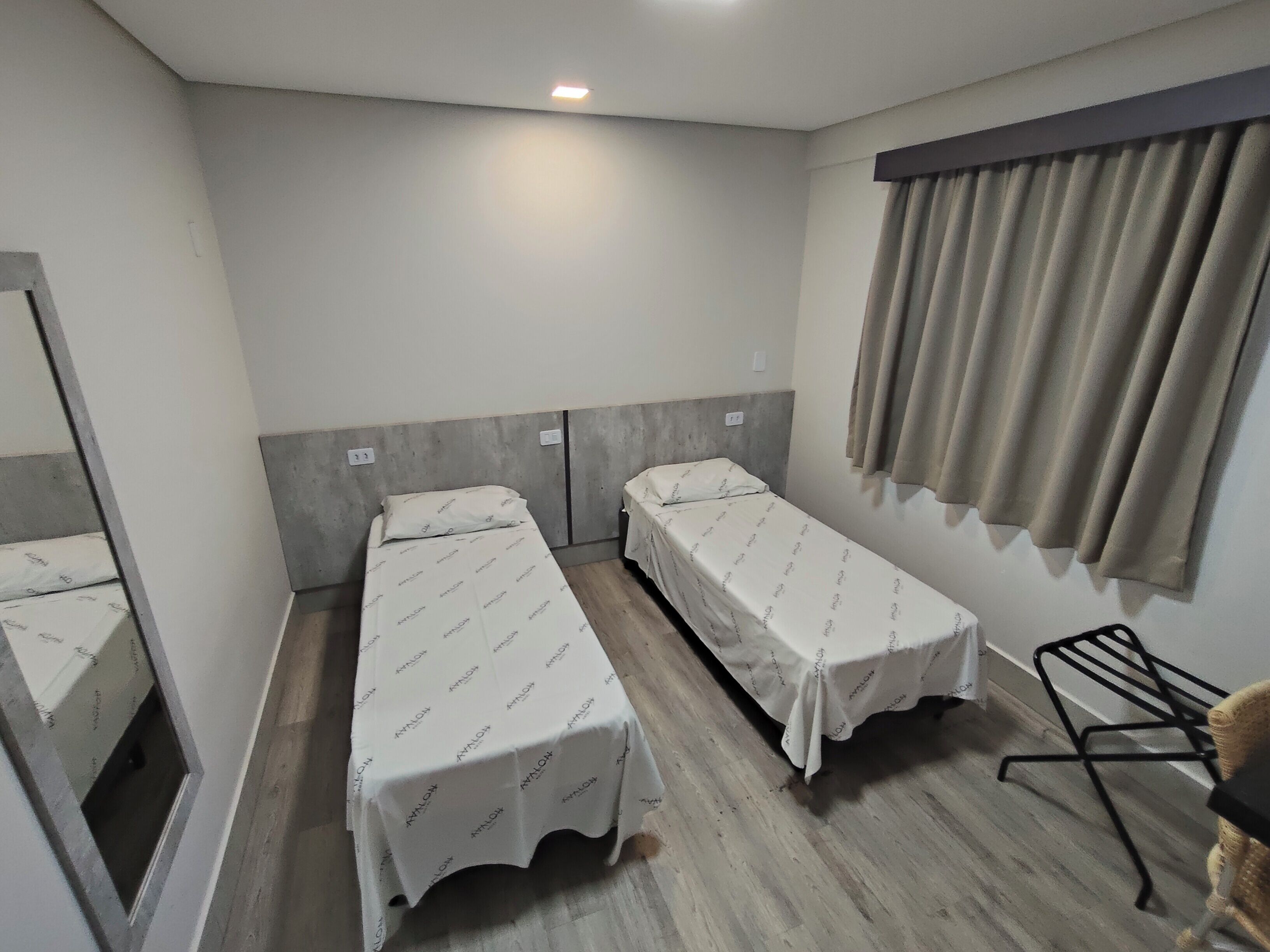 Habitación con 2 camas individuales | Minibar, muebles diferentes y escritorio 