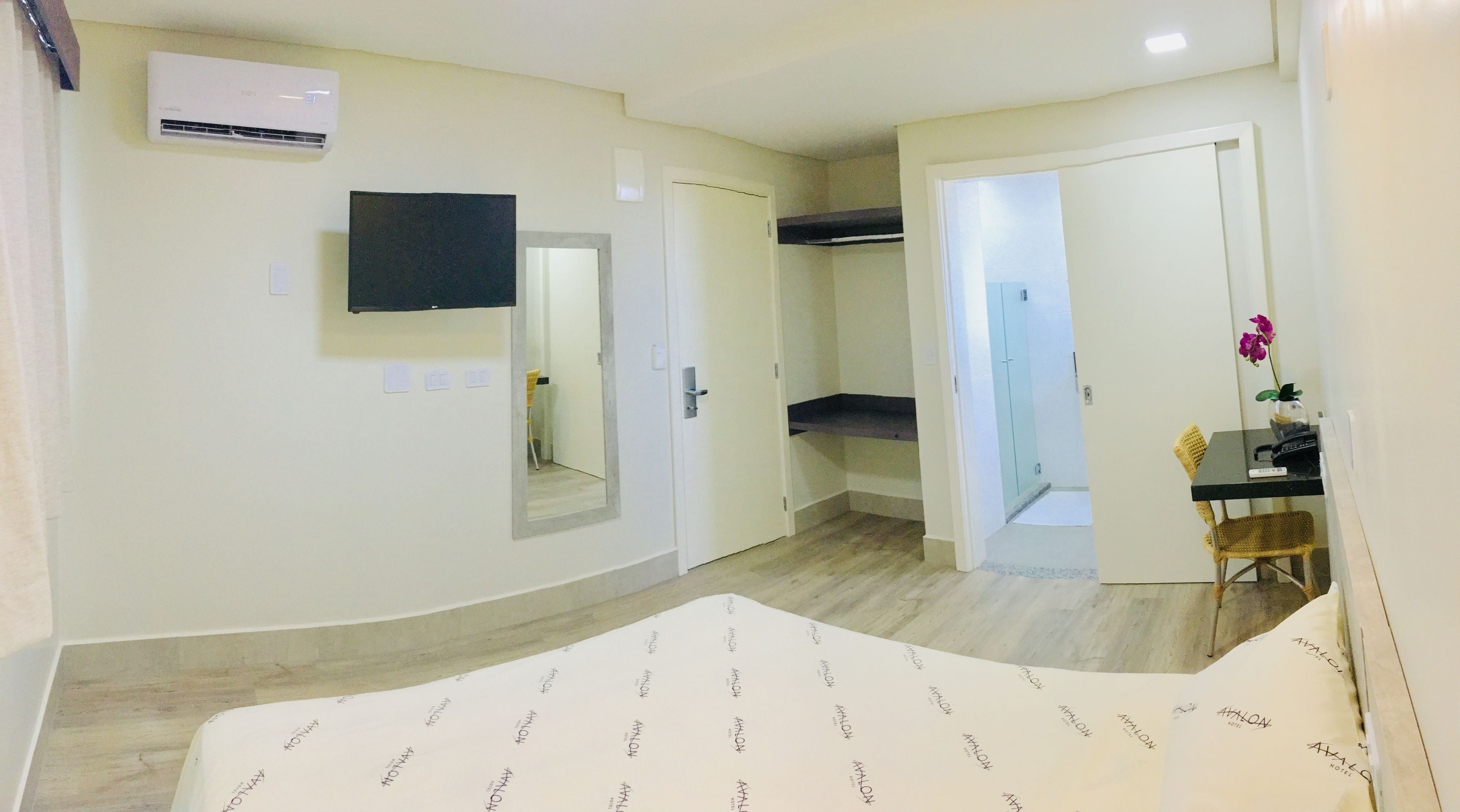 Quarto casal de uso individual, 1 cama Queen | Frigobar, individualmente mobiliados, escrivaninha