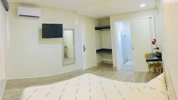 Quarto casal de uso individual, 1 cama Queen | Frigobar, individualmente mobiliados, escrivaninha