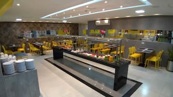 Café da manhã com buffet grátis todos os dias