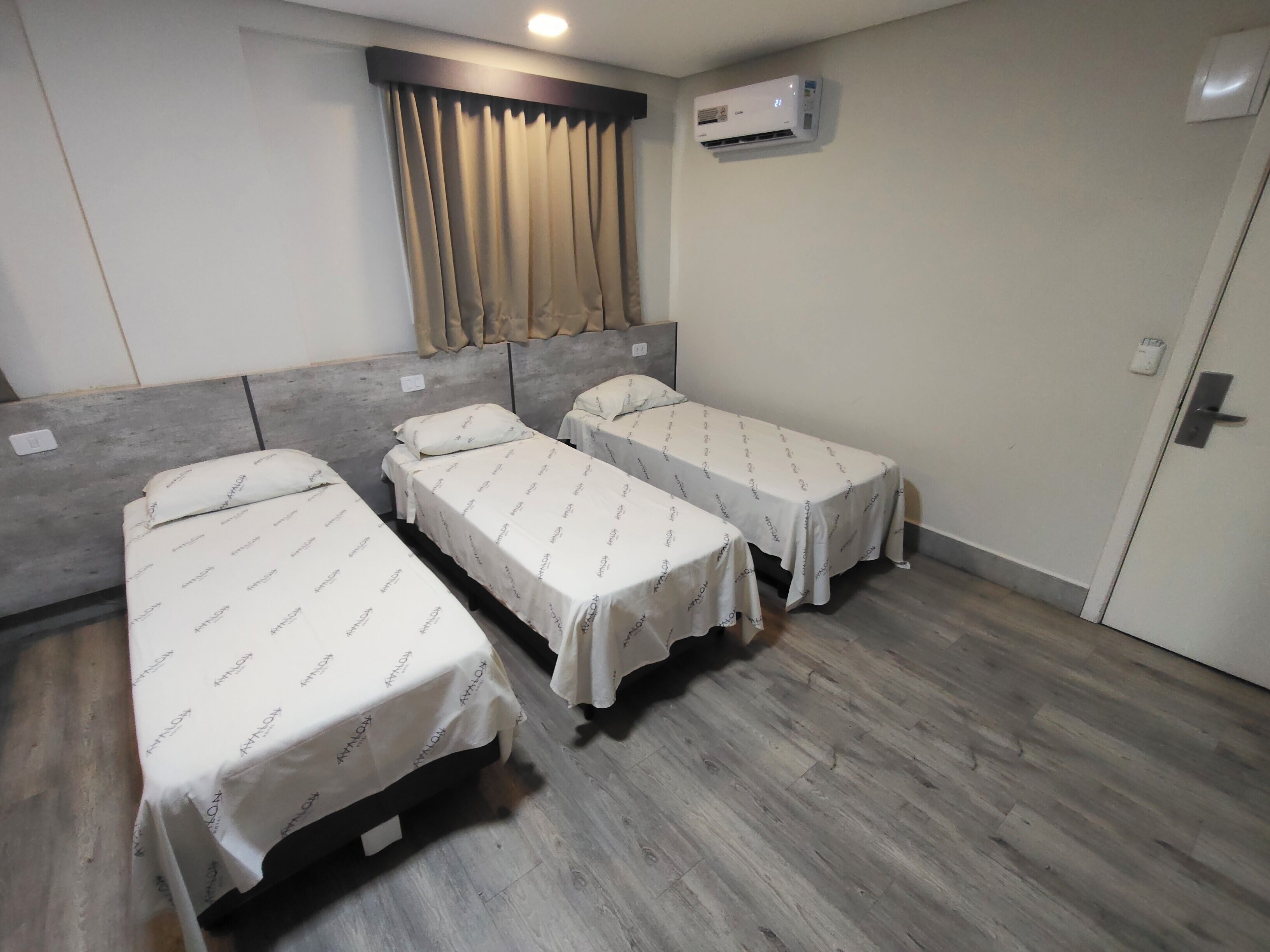 Minibar, muebles diferentes y escritorio 