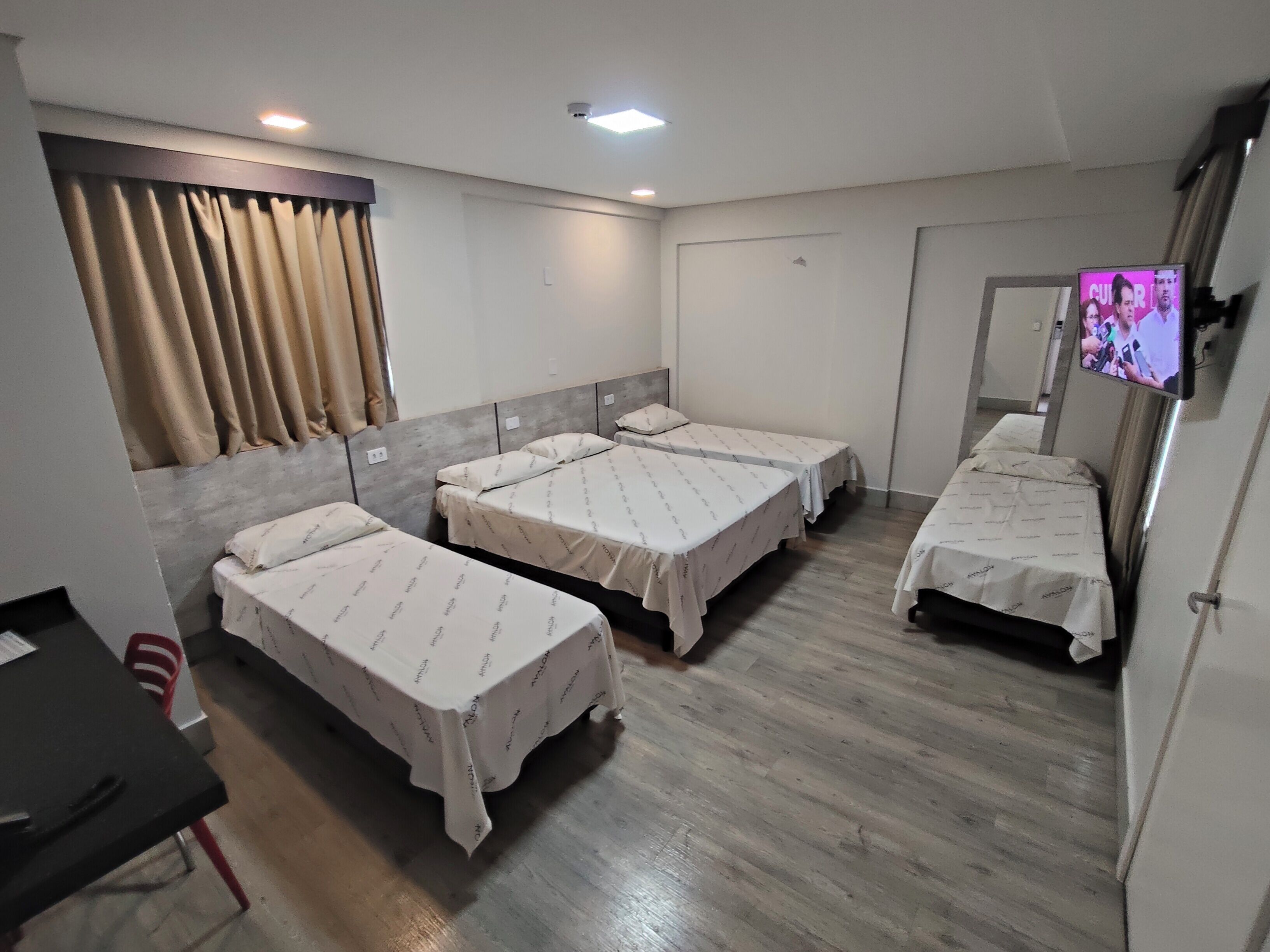 Habitación familiar | Minibar, muebles diferentes y escritorio 