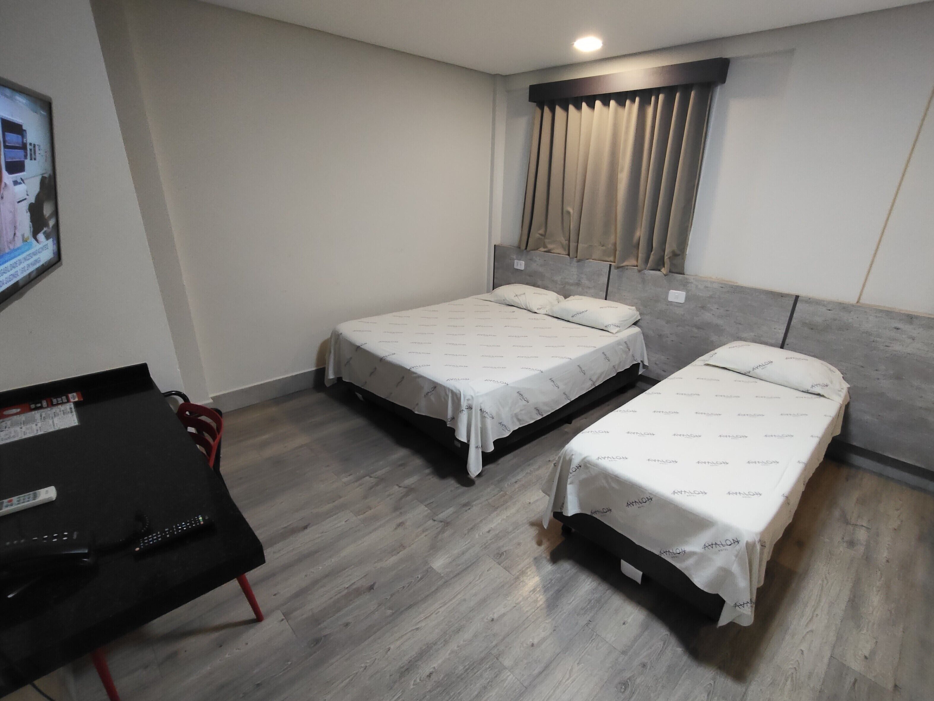 Habitación triple | Minibar, muebles diferentes y escritorio 