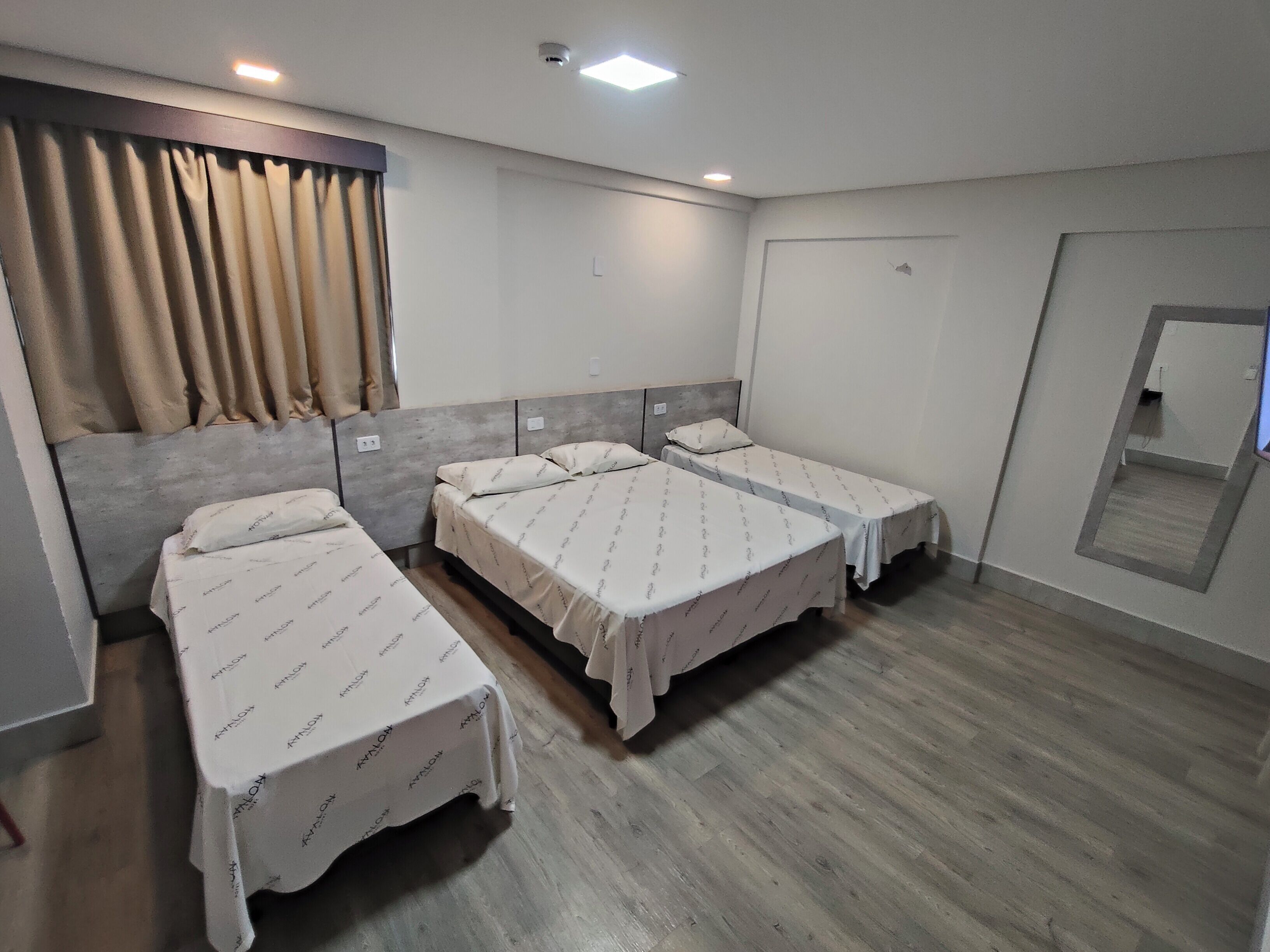 Minibar, muebles diferentes y escritorio 