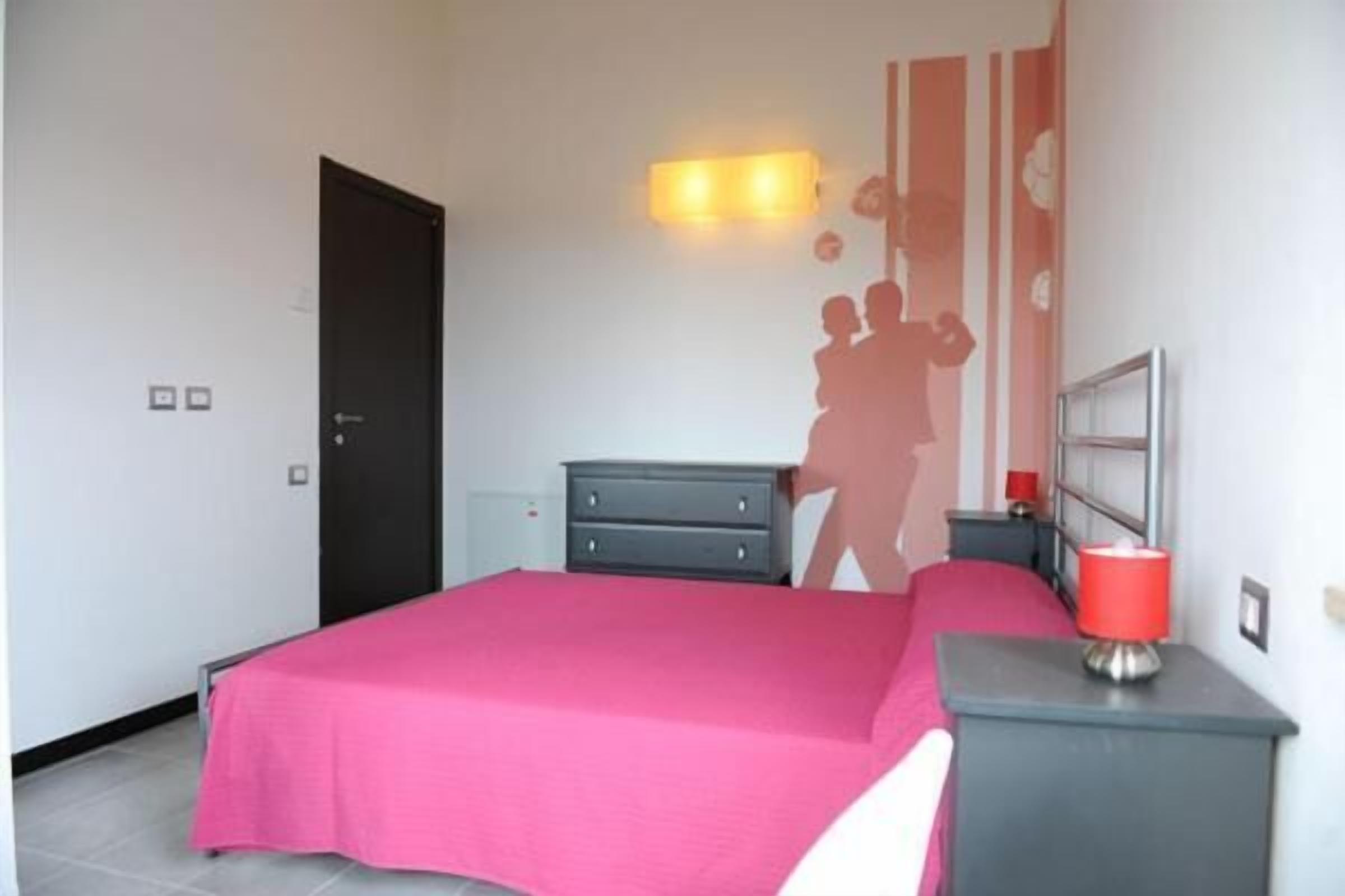 Premium bedding, minibar, free WiFi, bed sheets