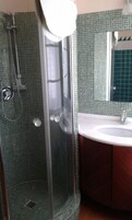 Habitación Confort | Baño | Ducha y toallas