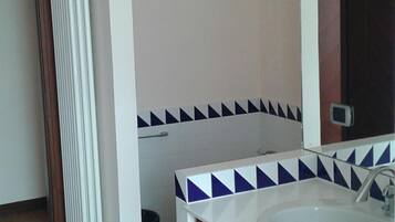 Camera Comfort | Bagno | Doccia, asciugamani