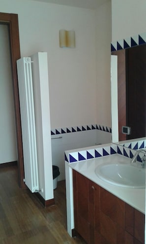 Comfort Room | Bathroom | Shower, towels - B&B Paradiso (Loreto)