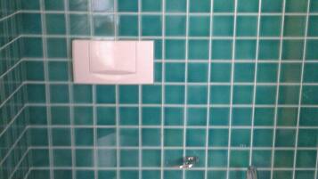 Ein Badezimmer mit Toilette, Bidet und einem wandmontierten Waschbecken.