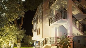 Majoituspaikan julkisivu illalla/yöllä