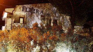 Un edificio con un letrero que dice "FLORA IZNIK HOTEL & SUITS".