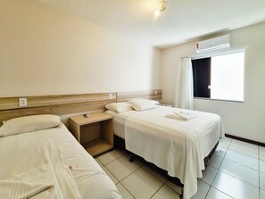 Suíte Executiva | Minibar, blackout drapes, bed sheets - Pousada Praia do Flamengo (Salvador)