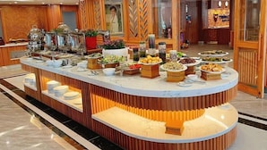 Un buffet proposant une variété de plats et un comptoir.