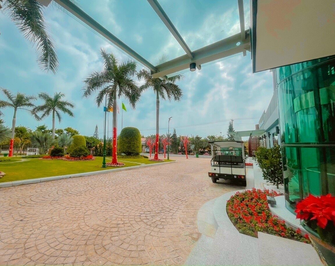 Vista frontal de la propiedad