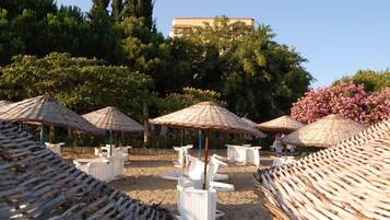 Privatstrand, Liegestühle, Sonnenschirme, Strandbar