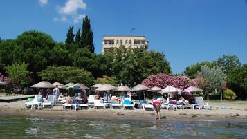 Privatstrand, Liegestühle, Sonnenschirme, Strandbar